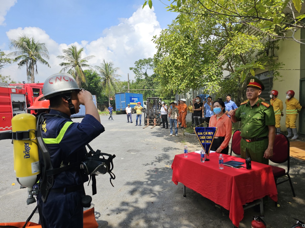 Cụm doanh nghiệp an toàn phòng cháy, chữa cháy đường 353-355 (Dương Kinh) diễn tập chữa cháy kho nguyên liệu